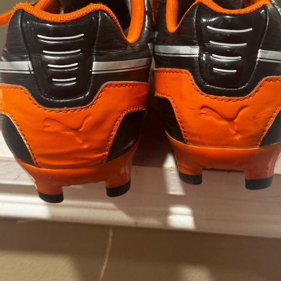 Puma evoSPEED Black and Orange football Cleats - Picture 3 of 7